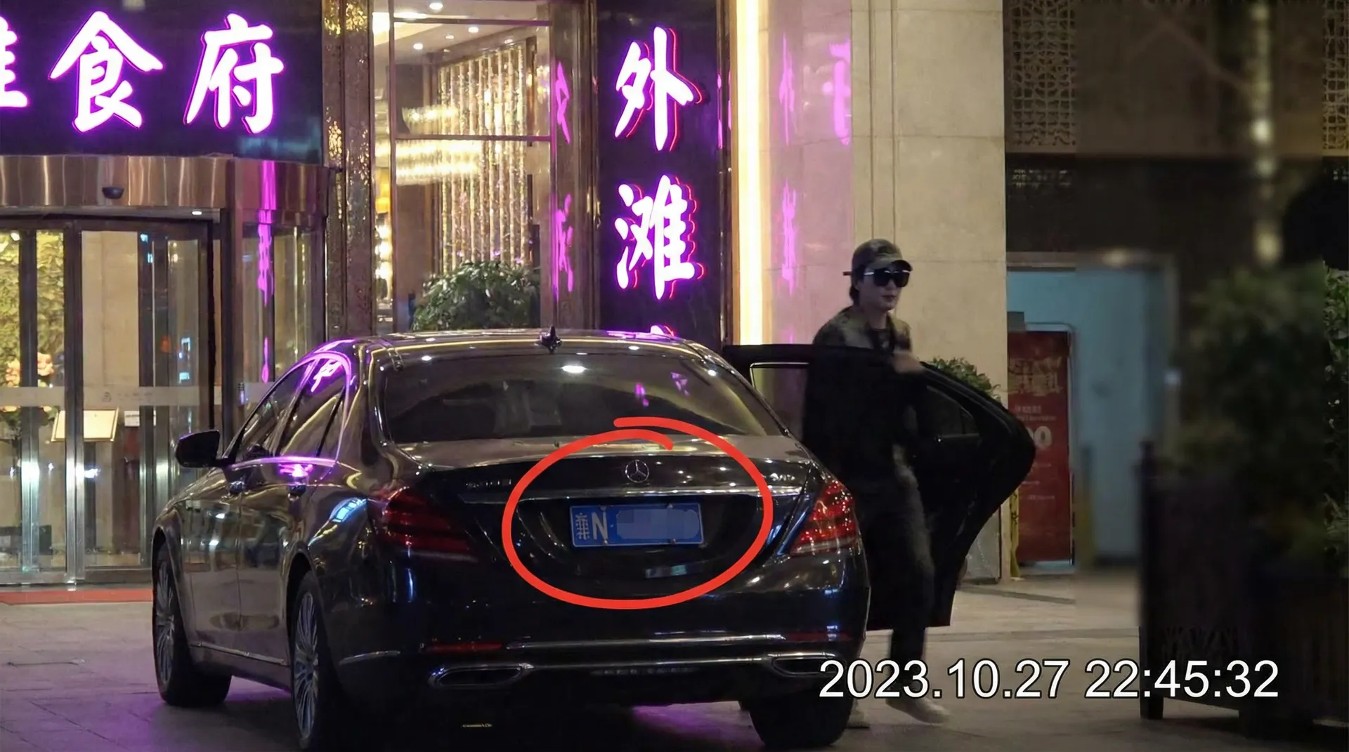 黑料不打官网-深网资讯|暗网独家爆料|黑料不打平台 - 豪车餐厅外被拍
